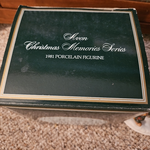 Avon Christmas Memories Series 1981 Porcelain Figurine - Picture 2 of 6